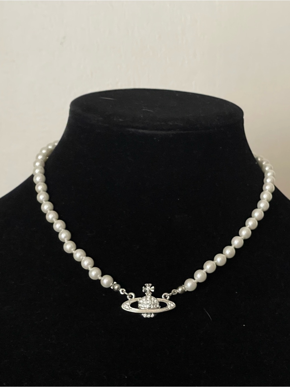 Vivienne Westwood Pearl Choker with Silver Orb Pendant - Picture 2 of 8